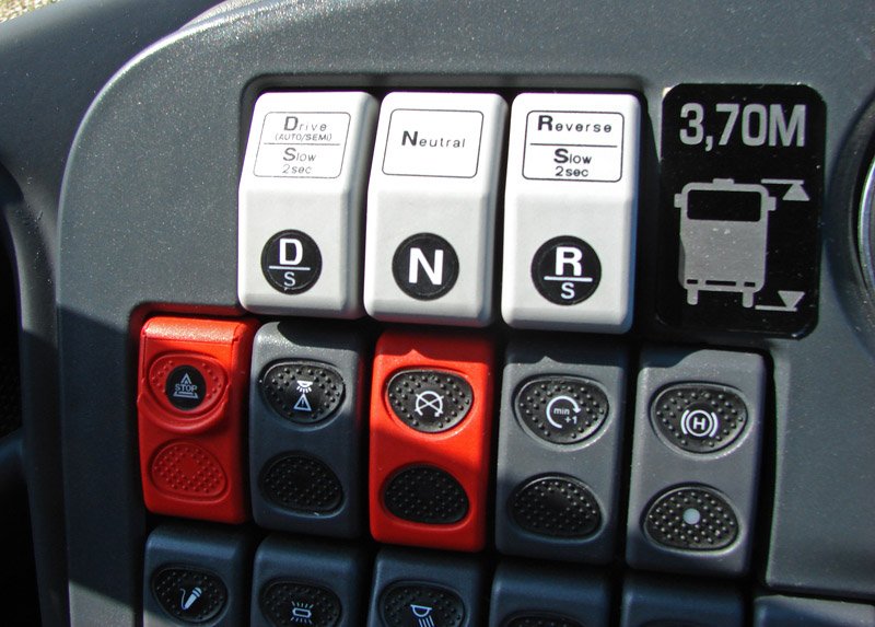 Tlačítka automatizované převodovky AS-Tronic dovolují aktivaci plíživého pohybu vpřed i vzad