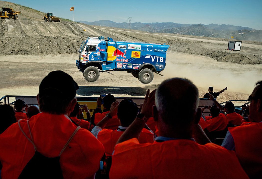 S testováním terénního obutí také pomáhají vozidla Kamaz určená pro Rallye Dakar