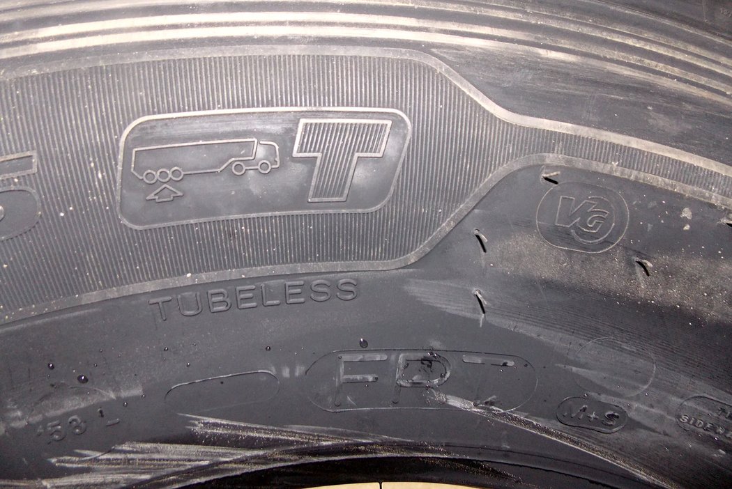 Aby nedocházelo k záměně návěsových pneumatik na řídicí, Michelin X Multi T označil obrázkem a zkratkou FRT (Free Rolling Tire)