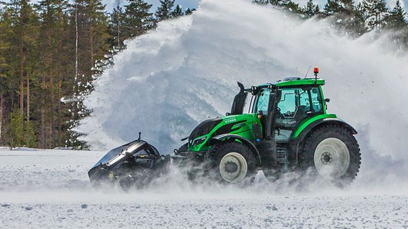 Traktor Valtra má nový rekord. Bez řidiče odklízí sníh při rychlosti 73,171 km/h!