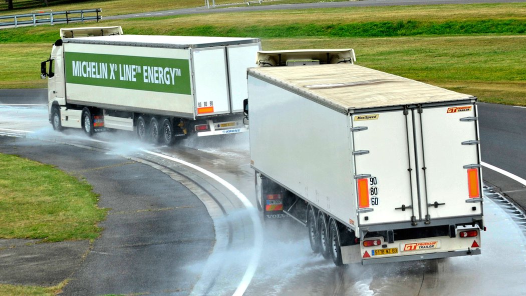 Nové obutí dokázalo vést návěs ještě ve stopě, zatímco přípojné vozidlo druhé soupravy už šlo smykem