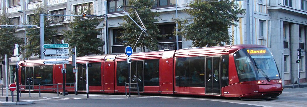 Obyvatele Clermont-Ferrandu živí zejména továrna Michelinu. Projevuje se to také tím, že tramvaje jezdí na pneumatikách a k vedení směru jízdy se používá pouze jedna kolej pod středem vozu.