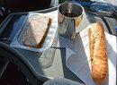 Typický oběd šoféra – ve Francii kávu a pokrm od benzinky ozvláštní aspoň čerstvá bageta