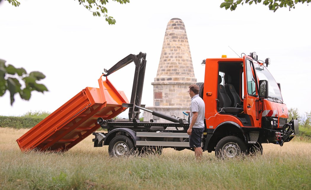 Vyzkoušeli jsme kontejnerovou verzi. Hydraulickým ramenem se zde manipuluje dálkovým ovladačem.