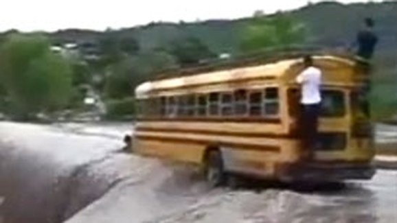 Brodící videoseriál (5.díl): S autobusem přes vodopád