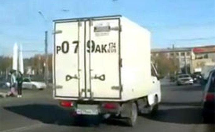 Video: Proč se ten náklaďák tak kymácí?