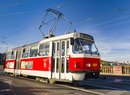 Tramvaj má na přechodu přednost