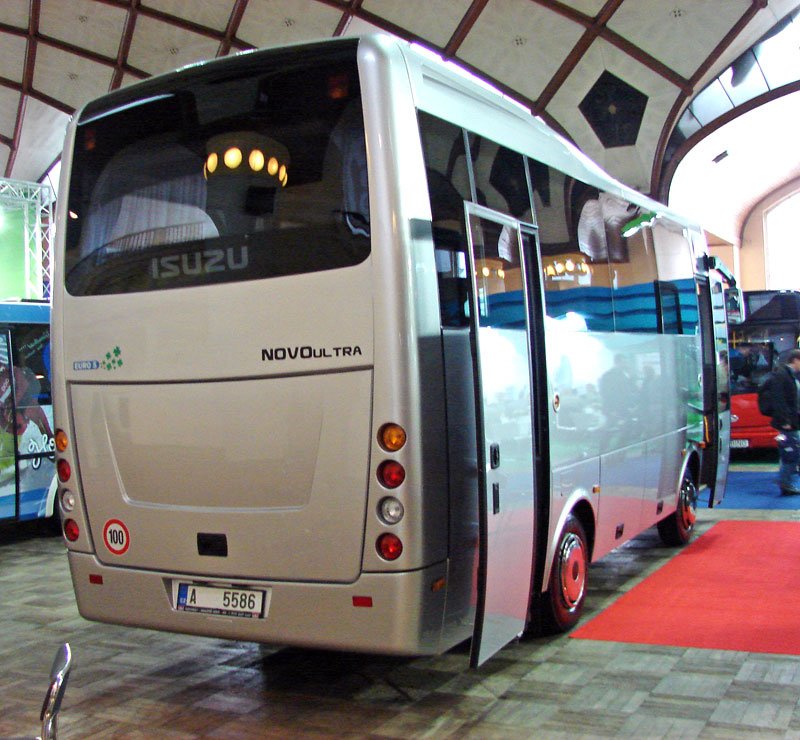 Isuzu předvádí upravenou verzi malokapacitního autobusu Novo Ultra pro příměstskou dopravu