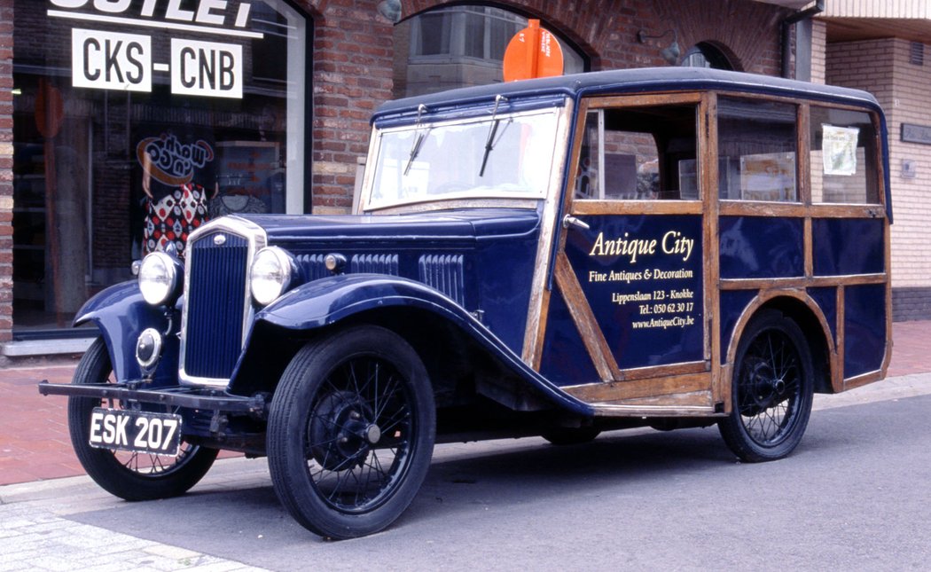 V roce 1930 představila britská značka Wolseley osobní vůz typu Hornet. Vyobrazené vozidlo se chlubí ojedinělou zakázkovou dřevo-ocelovou nástavbou typu STW pro převoz menších nákladů.