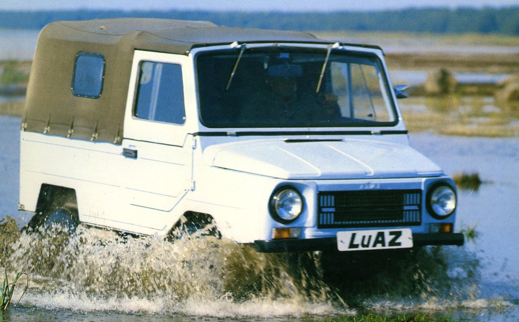 Nejmenší osobně- užitkový automobil bývalého SSSR představoval LuAZ-969M, který letech 1978 až 1991 vyráběl Lucký automobilový závod. Pohon předních kol mohl být doplněn i zadním pohonem, dvoustupňovou redukční převodovkou a uzávěrkou diferenciálu.