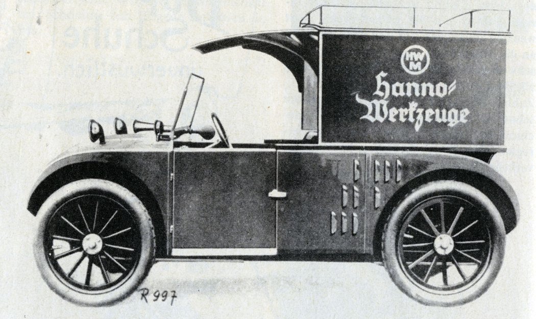 Dvousedadlový Hanomag z roku 1925 byl přezdívaný „Kommisbrot“ (Komisárek). Vůz byl dodáván také s oddělenou skříňovou nástavbou nad motorem, posunovatelnou přes sedadla posádky pro případ opravy motoru.