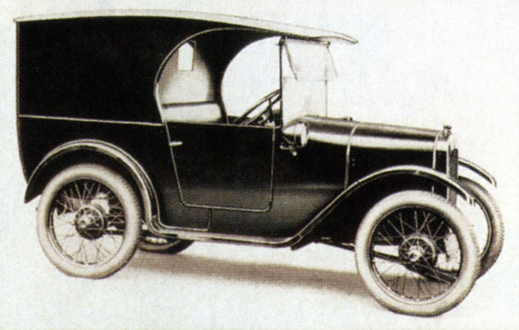 Legenda mezi britskými osobními automobily Austin Seven byla představena na Svatodušní svátky roku 1922. O tři roky později Austin rozšířil paletu karosérií o malý uzavřený van pro užitečné zatížení 125 kg.