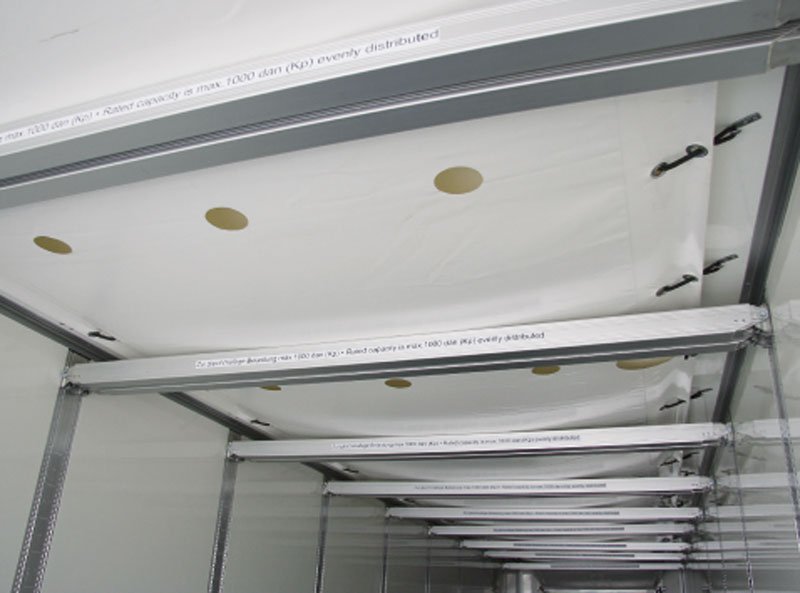 Rovnoměrné proudění mrazícího vzduchu zajišťuje stropní plachta s otvory po celé délce i šířce