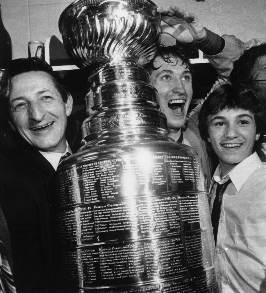 Čtyřnásobný vítěz Stanley Cupu Wayne Gretzky se slavnou trofejí a tatínkem v roce 1984