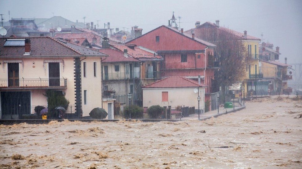 Bleskové povodně zasáhly několik regionů ve Francii a Itálii. Voda brala auta, strhávala domy, ničila silnice.