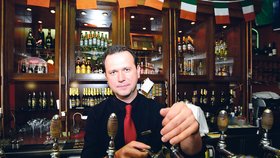 Od minulého pátku v Česku platí alkoholová prohibice. Tvrdý alkohol museli prodejci stáhnout z regálů a poliček.