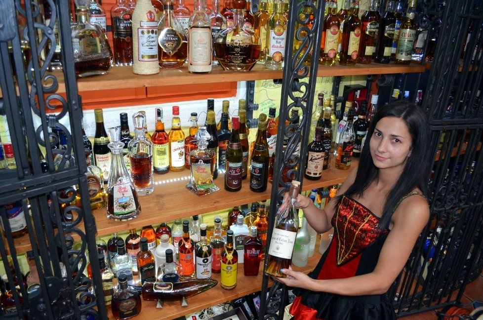Na tenhle pohled na rekordní sbírku rumů v Brně můžou hosté zapomenout.