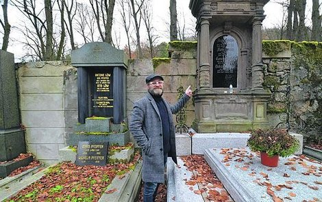 Viktor Braunreiter (46) ukazuje na hrobku, v níž je pochován hudebník August Labitzky, který umožnil, aby se v Karlových Varech odehrála evropská premiéra Dvořákovy symfonie Z Nového světa.