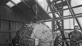 Norris Bradbury s dokončovanou první bombou pro test Trinity. (15. 7. 1945)