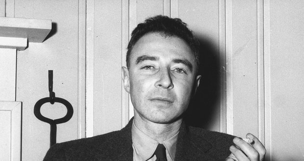 Jak umírali: Otce atomovky zabila rakovina hrdla. Oppenheimer doplatil na celoživotní závislost!