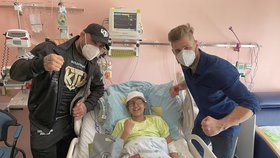 Bojovníci MMA Karlos Terminátor Vémola a Jiří Denisa Procházka podpořili v Dětské nemocnici Brno onkologicky nemocné děti.