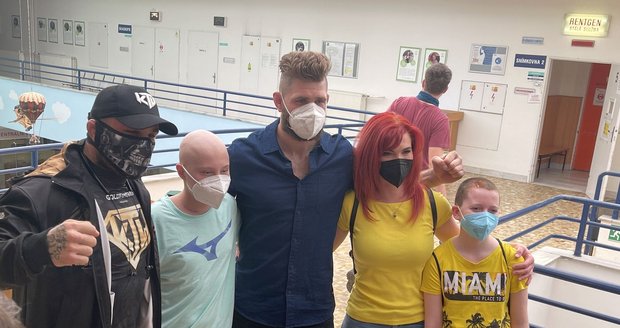 Bojovníci MMA Karlos Terminátor Vémola a Jiří Denisa Procházka podpořili v Dětské nemocnici Brno onkologicky nemocné děti.