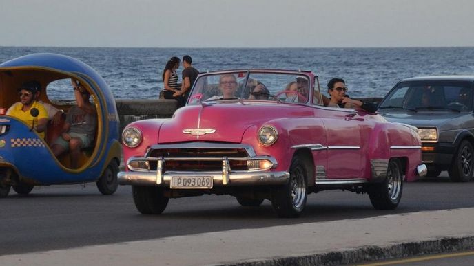 Projížďky v kabrioletu patří mezi hlavní turistická lákadla na Kubě