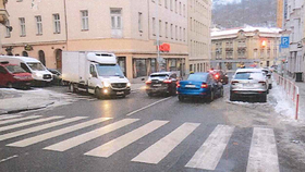 Řidič srazil dívku na přechodu a ujel, skončila v nemocnici. Policie hledá svědky, pomůžete?