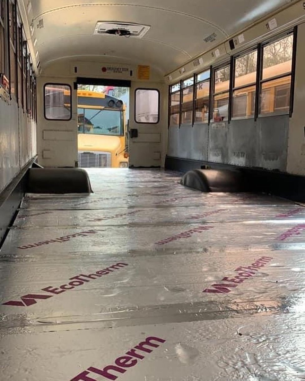 Ze starého školního autobusu vytvořili bydlení snů