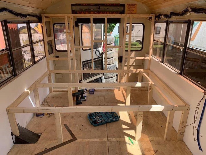 Ze starého školního autobusu vytvořili bydlení snů