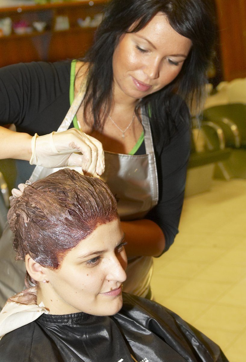 Kadeřnice Janča jemné vlasy sestříhala a ladila jejich barvu do přírodního odstínu.