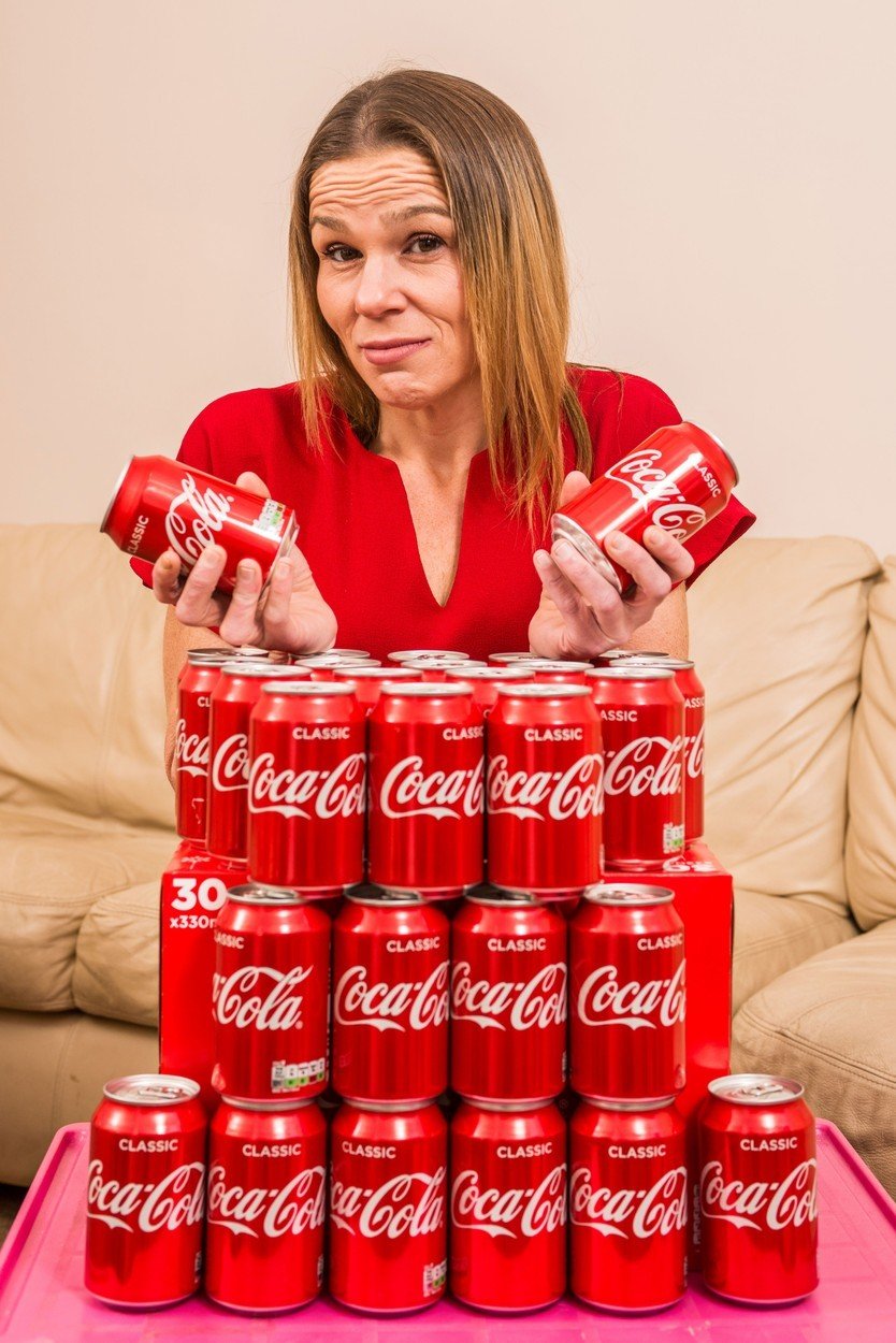 Sarah vypila denně až pět plechovek Coca Coly.