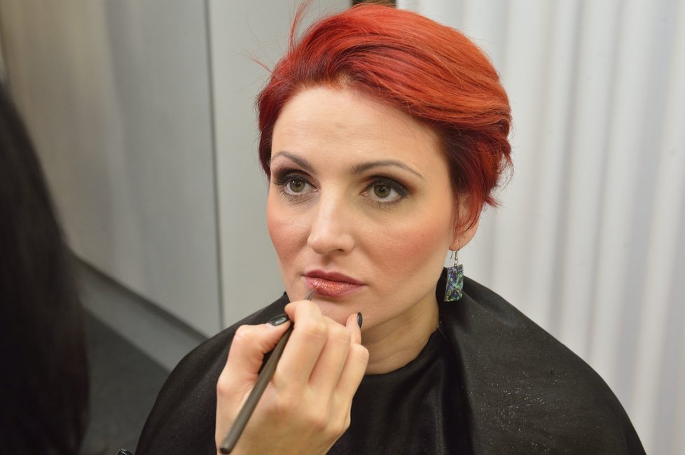 Kamilinu tvář vizážistka nalíčila výrazným make-upem.