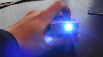 Sklíčko o velikosti ulomené tuhy promění váš mobil v promítačku Sklíčko o velikosti ulomené tuhy promění váš mobil v promítačku