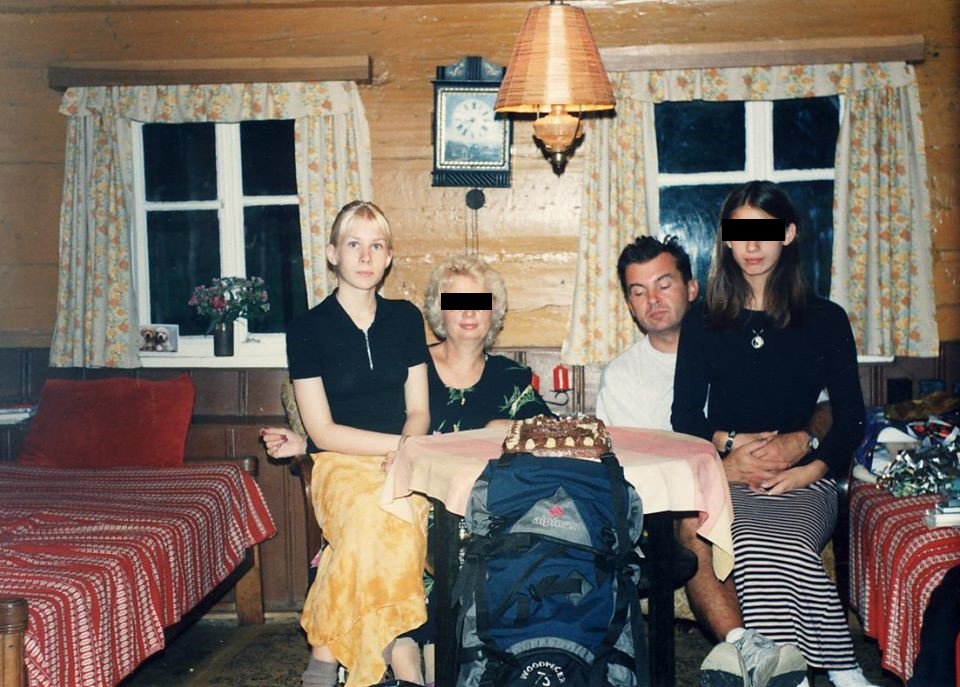 Jedna z posledních rodinných fotografií. (Zleva) Dcera Zuzana, maminka a tatínek Luboš s druhou dcerou.