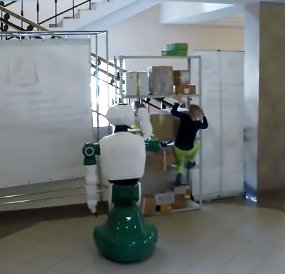 Ruský robot Promobot údajně zachránil život malé holčičce.