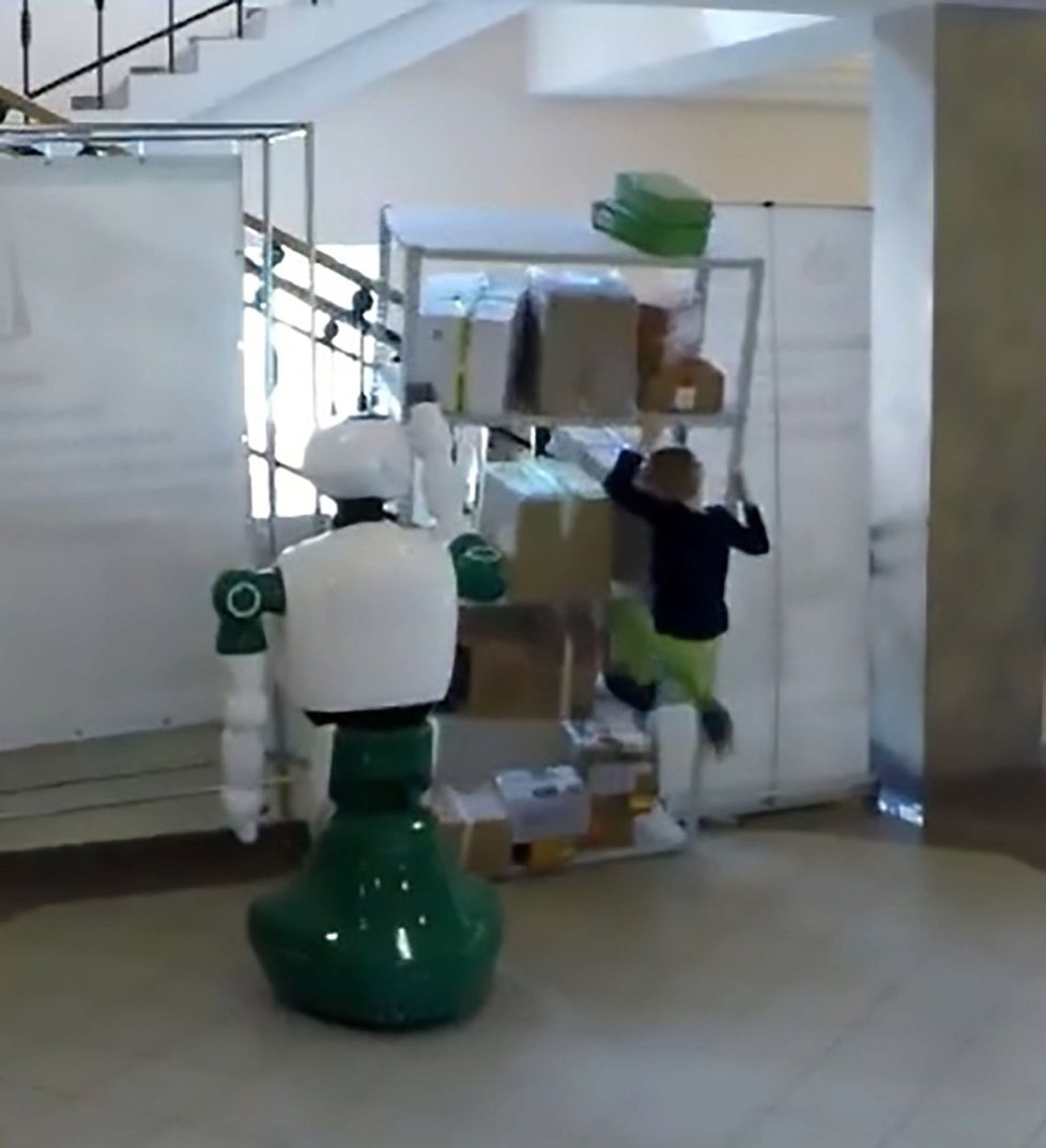 Ruský robot Promobot údajně zachránil život malé holčičce.