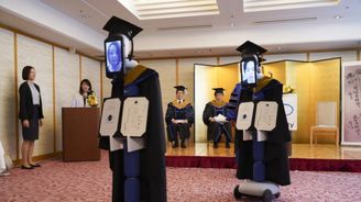 Místo studentů roboti. Absolventi japonské univerzity se kvůli koronaviru účastnili promoce na dálku