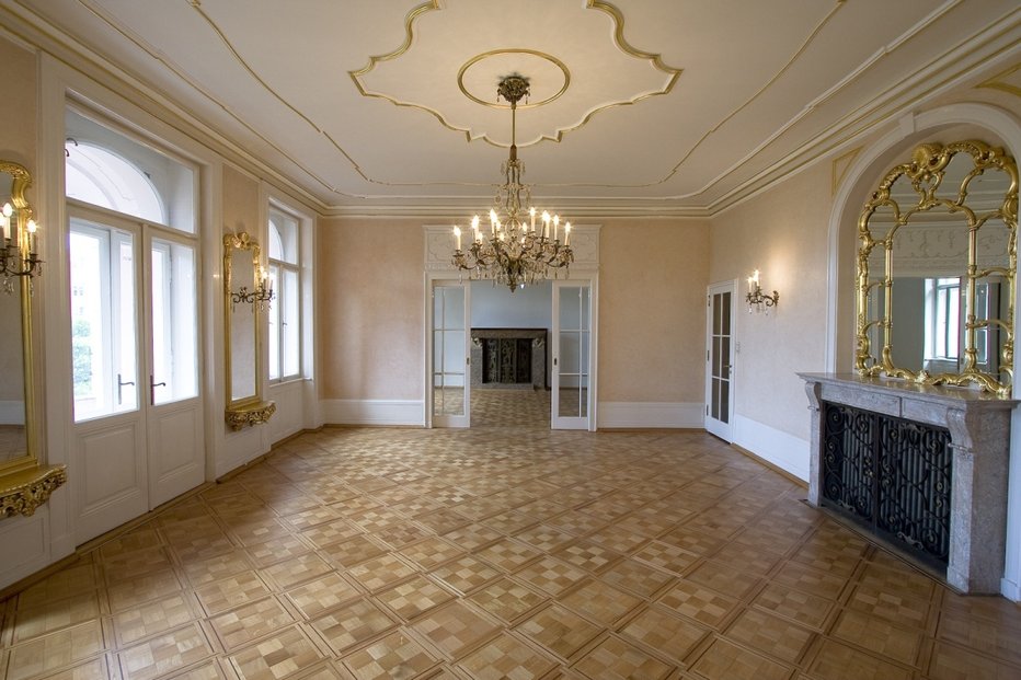 Tento nezařízený, mezonetový byt 9+2 se zachovalými historickými prvky na pražských Vinohradech je k pronájmu za 150 tisíc korun za měsíc. Na velkorysé obytné ploše 320 metrů čtverečních jsou tři hlavní místnosti (obývací pokoje) s unikátními dekorativními kamny, čtyři prostorné ložnice, dvě vybavené kuchyně (na každém patře jedna), dvě luxusní koupelny, dvě samostatné toalety, technická místnost a balkon.