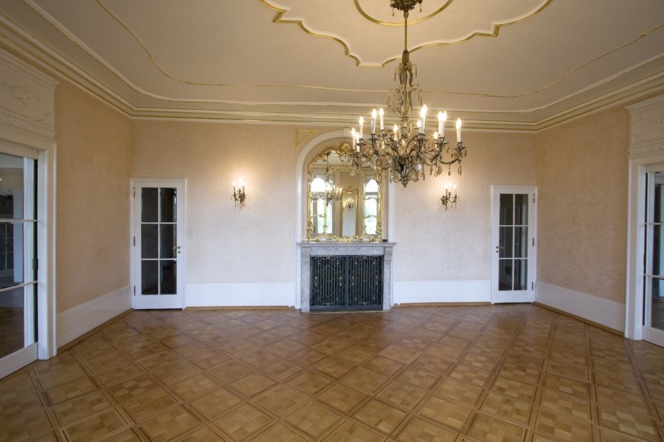 Tento nezařízený, mezonetový byt 9+2 se zachovalými historickými prvky na pražských Vinohradech je k pronájmu za 150 tisíc korun za měsíc. Na velkorysé obytné ploše 320 metrů čtverečních jsou tři hlavní místnosti (obývací pokoje) s unikátními dekorativními kamny, čtyři prostorné ložnice, dvě vybavené kuchyně (na každém patře jedna), dvě luxusní koupelny, dvě samostatné toalety, technická místnost a balkon.