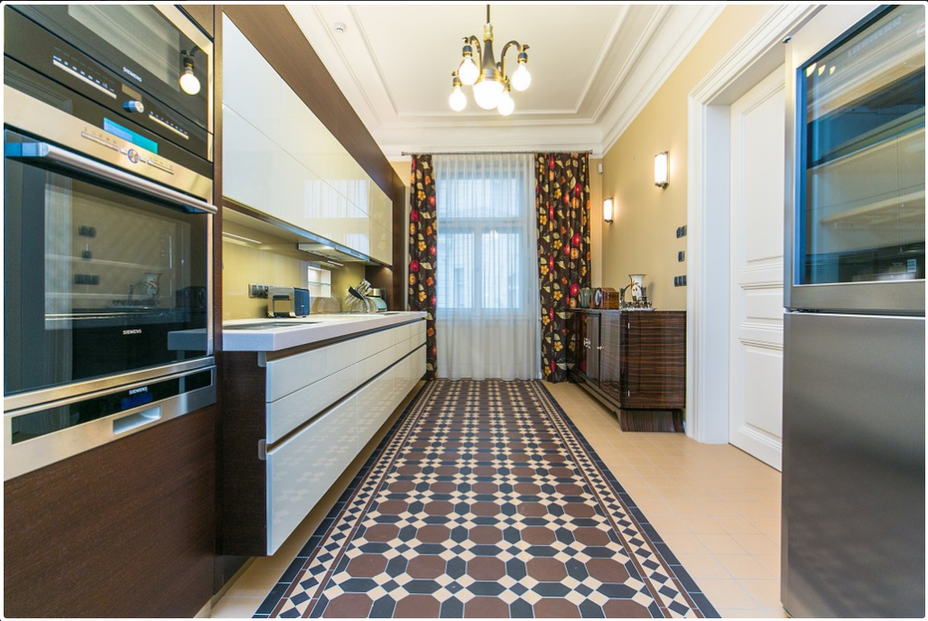 Tento prostorný byt 4+1 (184 m²) v Pařížské je k pronájmu za 149 tisíc korun měsíčně. Je situován ve 4. patře secesního domu a zařízen původním historickým nábytkem. Byt disponuje ložnicí, pracovnou, obývacím pokojem, jídelnou, plně vybavenou prostornou kuchyní, luxusní koupelnou, vstupní halou, technickou a úložnou komorou, WC pro hosty a dvěma balkony.