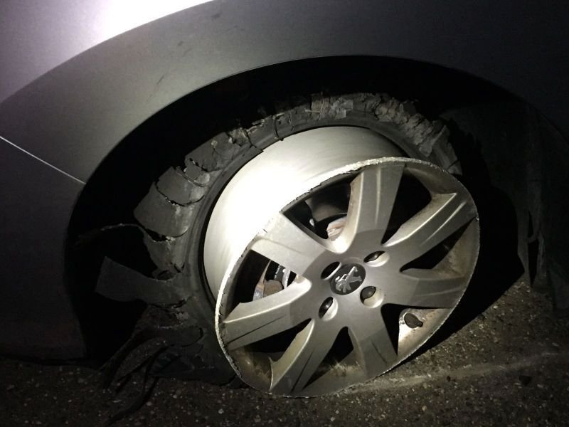Opilec ujížděl policii v Praze i poté, co si o zastavovací pás prorazil pneumatiky.