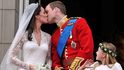 #3 Kate Middletonová a princ William. Ikonická svatba roku 2011 byla často srovnávána s obřadem Williamových rodičů. Kate byla „obyčejná“ dívka, William po svém otci druhý v pořadí následníků britského trůnu. Většina rozpočtu padla na výdaje na zajištění bezpečnosti. Náklady na svatbu byly odhadnuty na 34 miliónů dolarů, v dnešních cenách zhruba 39 miliónů dolarů (840 miliónů korun).