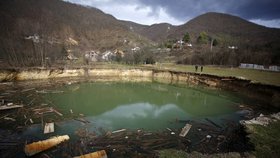Příroda si s Bosňany pěkně pohrává. Místo jezera se objevil kráter.