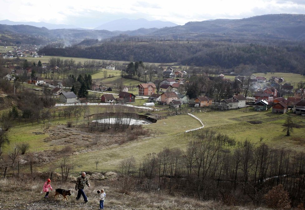 Kráter, jenž nahradil jezero na okraji vesnice, je vidět už zdáli.