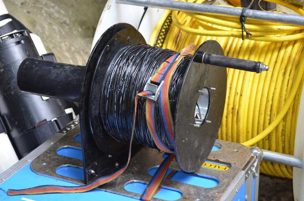 Kabel, na kterém byla sonda v hloubce 404 metry, žlutý kabel je od policejního robotu.