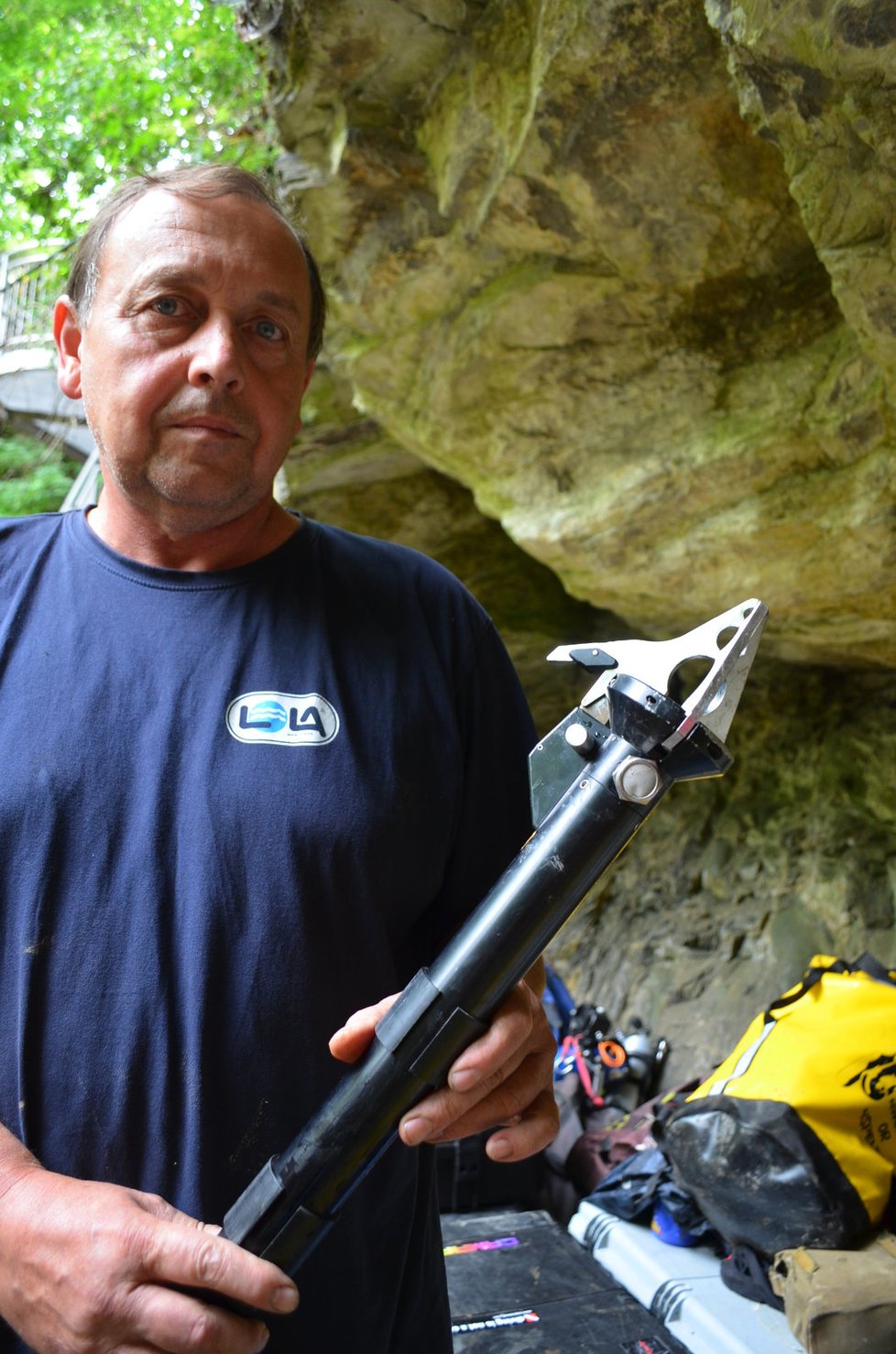 Potápěč Miroslav Lukáš (67) ukazuje „ruku“ policejního robota, která vyprostila sondu se sevření mezi kmeny.