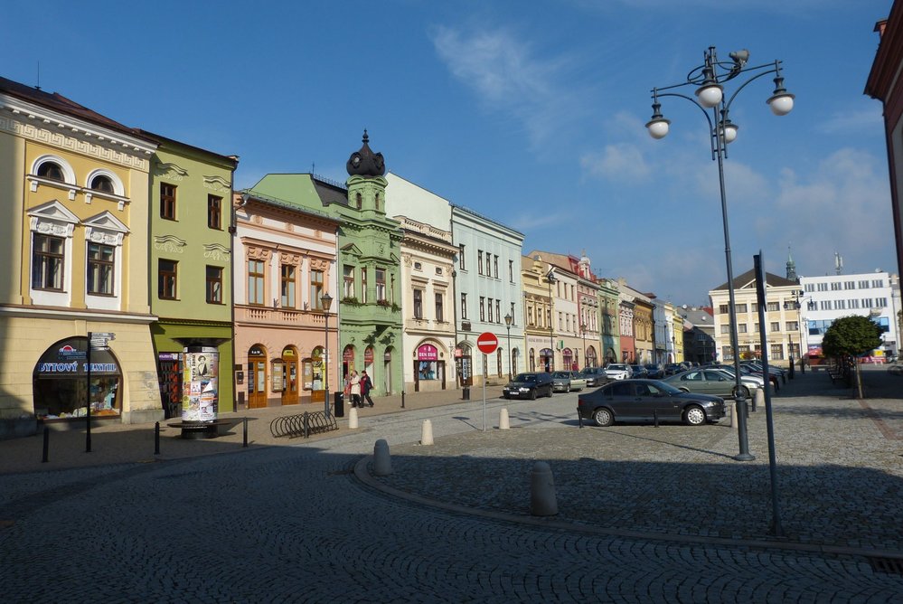 Masarykovo náměstí v centru Hranic, odsud vede červená turistická značka k propasti a dál k nádraží v Teplicích n. Bečvou