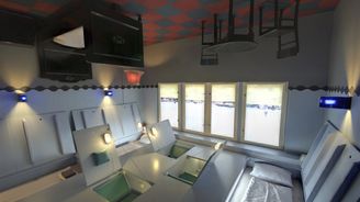 V berlínském hotelu Propeller Island City Lodge můžete spát na stropě nebo ve vězeňské cele