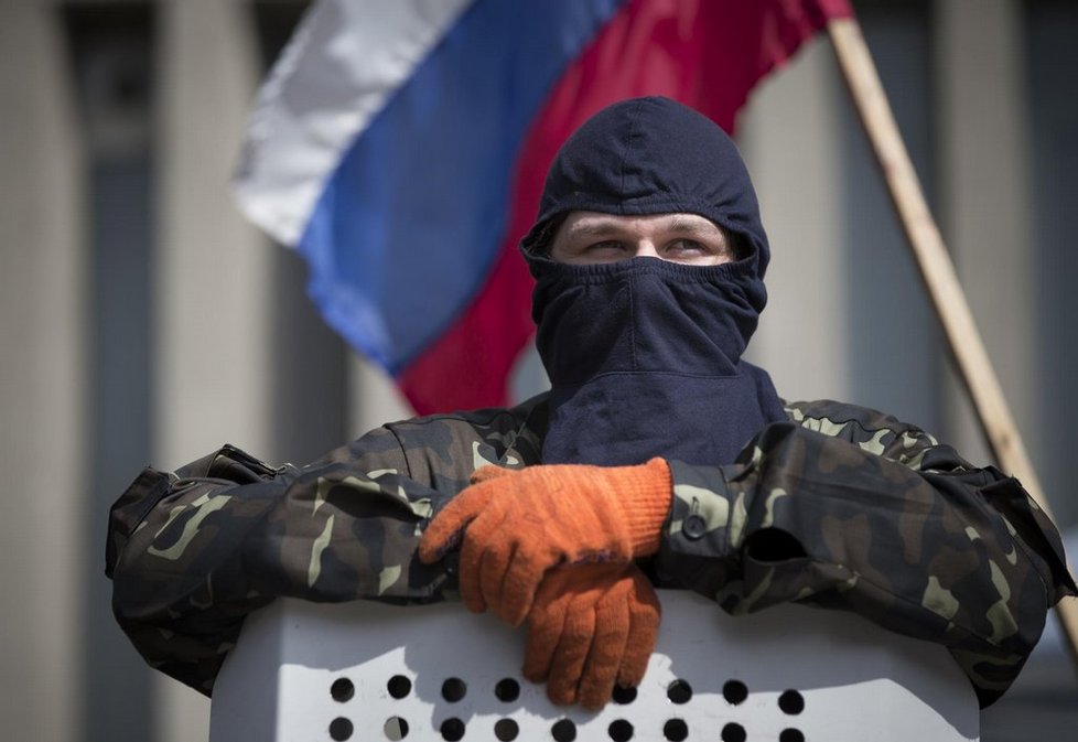 Proruský ozbrojenec v Luhansku na východě Ukrajiny